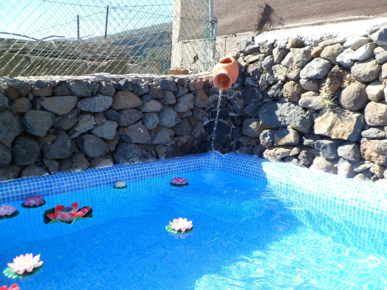 Haus mit Schwimmbad-Whirlpool in ruhiger Umgebung.-Image-tags.info