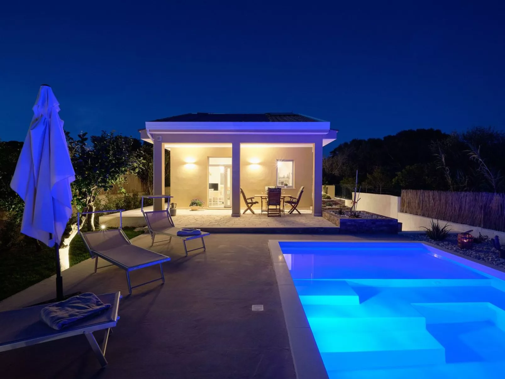 Villa Teti, mit Schwimmbad und in der Nähe des Strandes-Image-tags.info