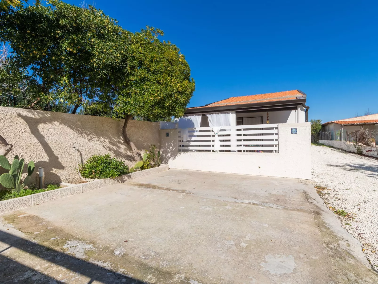 Edoné, Wohnung mit Blick auf einen Sandstrand