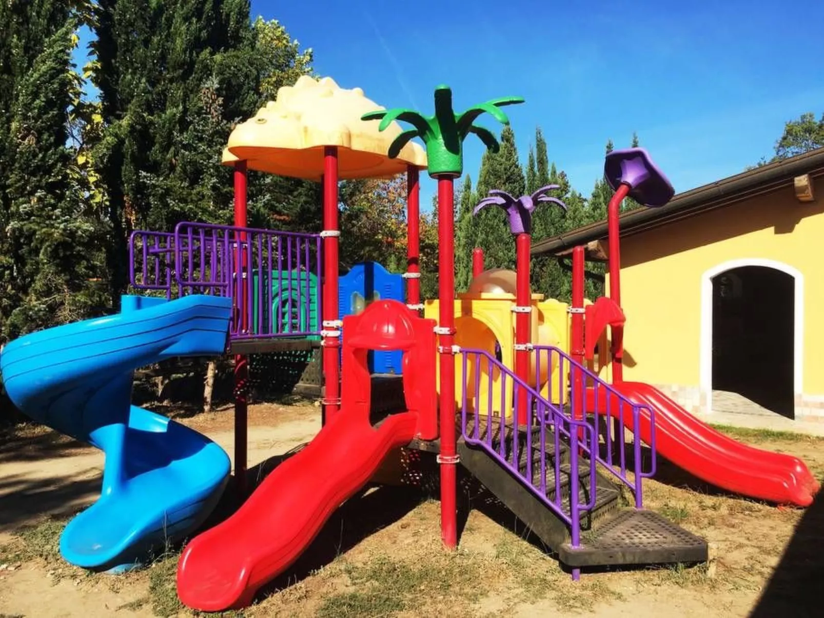 Mobilheim auf einem Campingplatz in der Nähe des Meeres und von Pisa-Image-tags.info