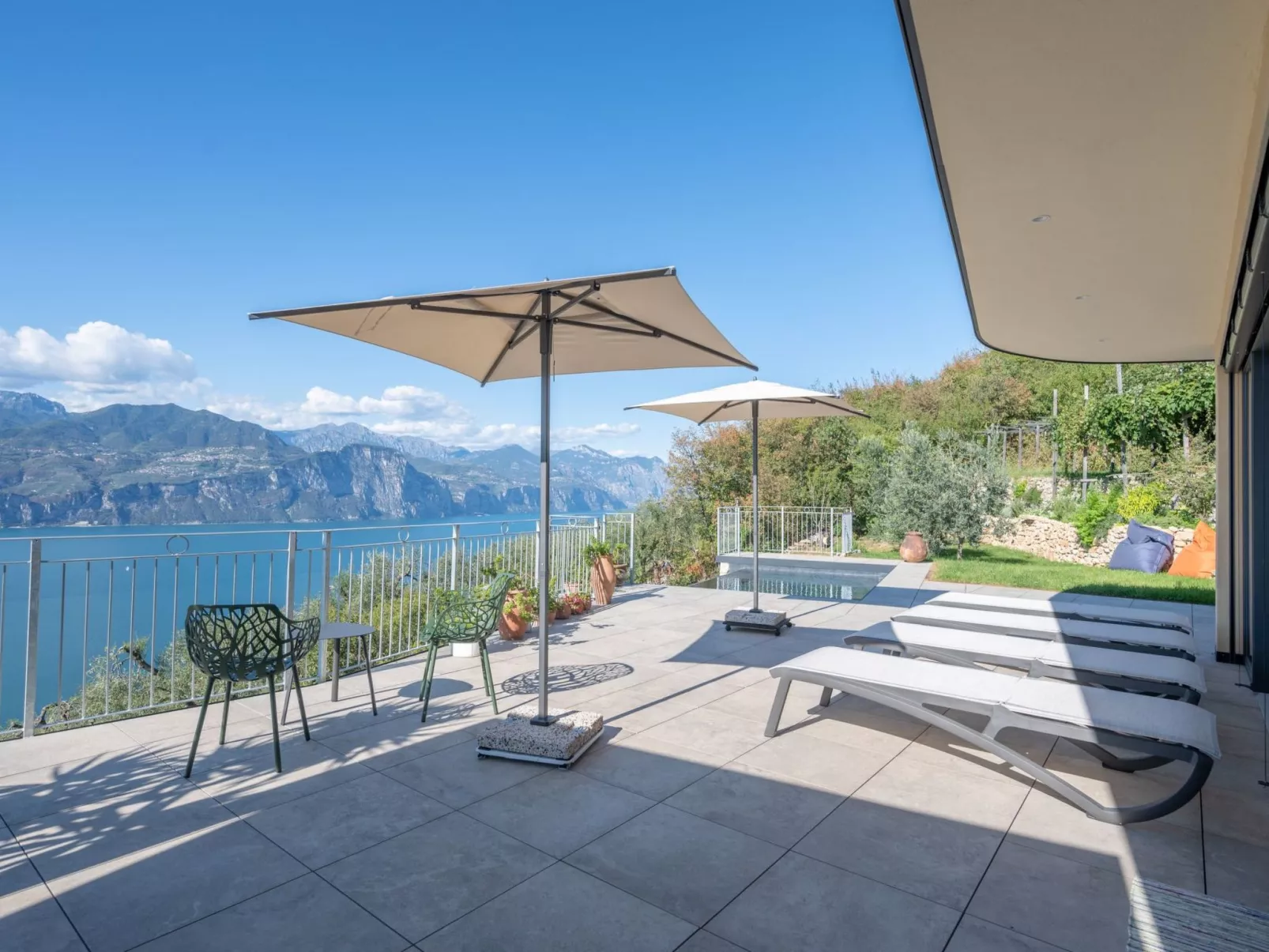 Alleinstehende Villa mit Pool und Traumaussicht