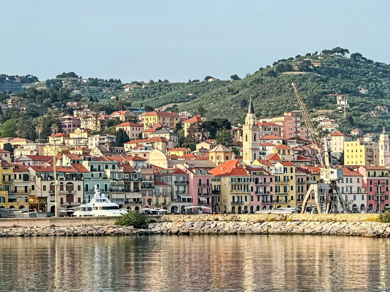 Zwei-Zimmer-Wohnung mit Meer- und Stadtblick-Omgeving