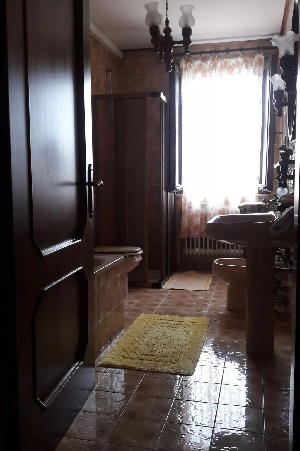 Auf einem ummauerten Grundstück-Binnen