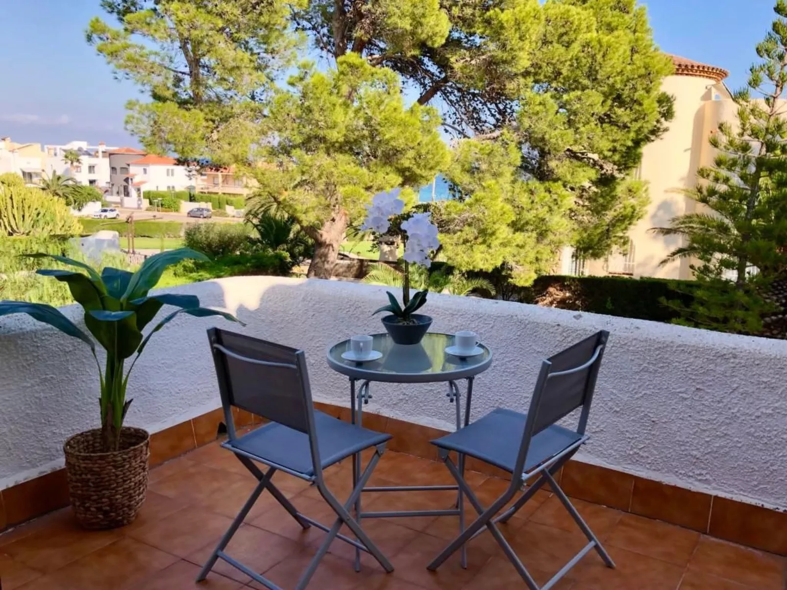 Villa mit einem Nebengebäude auf weitläufigem Garten in Strandnähe-Image-tags.info