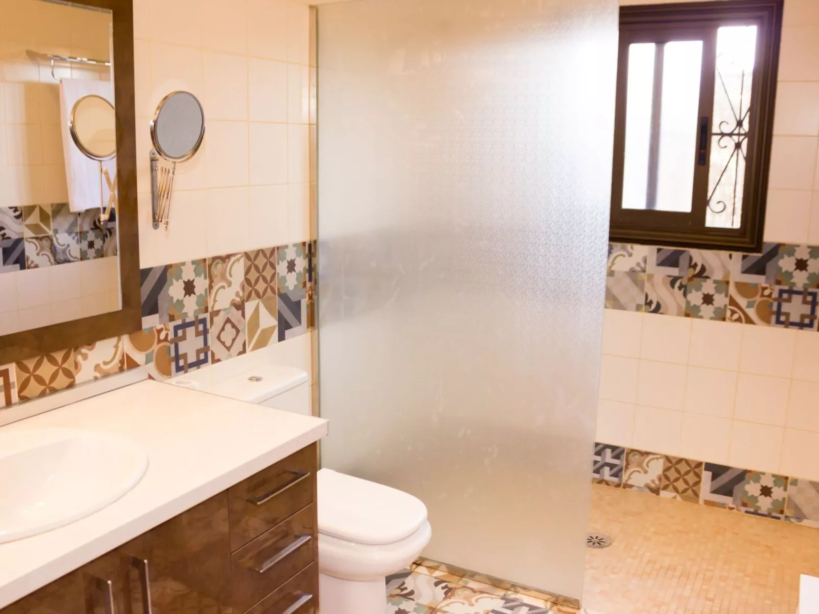 Geräumiges Haus mit exklusivem Schwimmbad und Solarium.