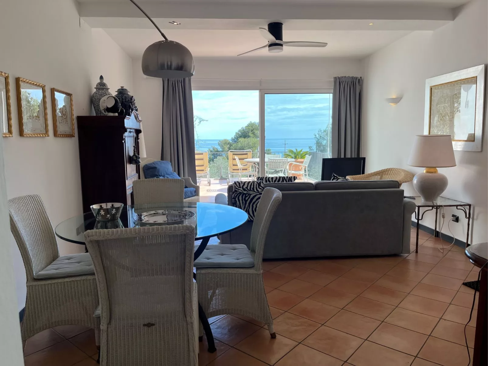 Junges Haus' Wohnung mit Wasserblick