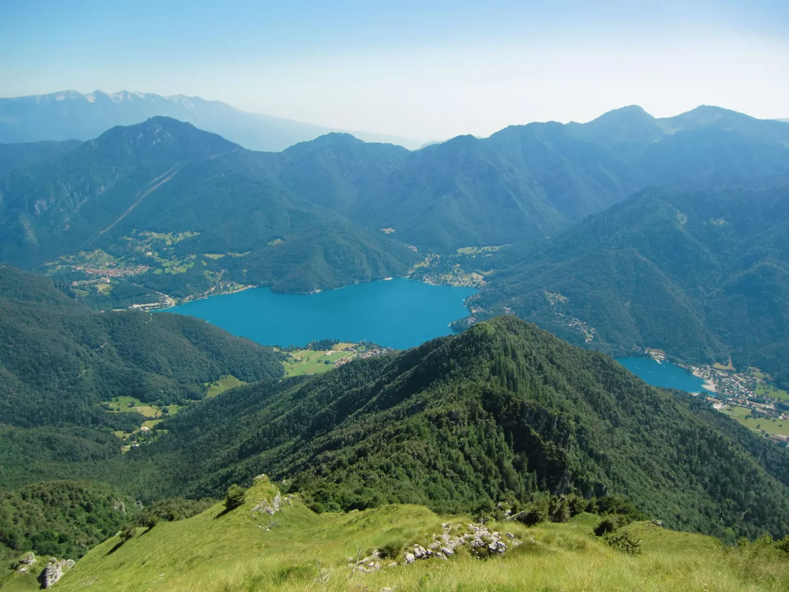 Freistehendes Haus mit eingezäuntem Privatgarten