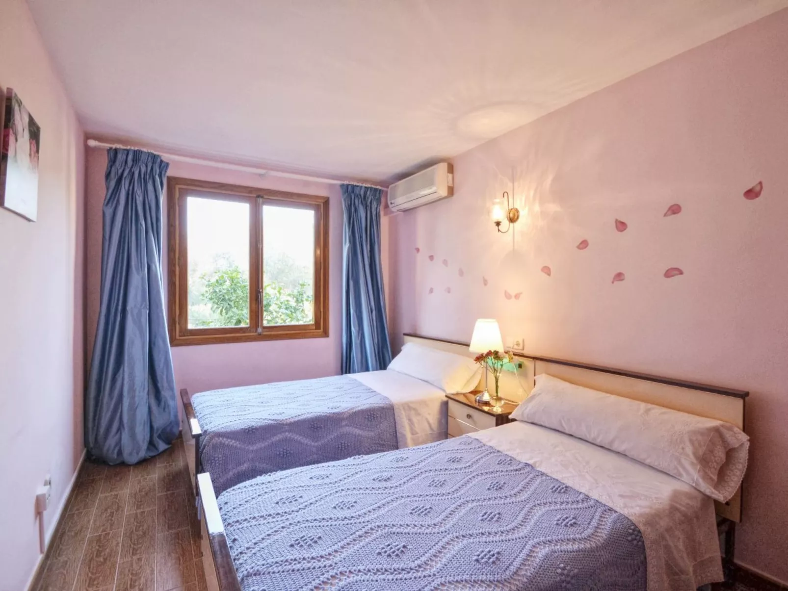 Schöne Villa mit Pool und Garten-Image-tags.info