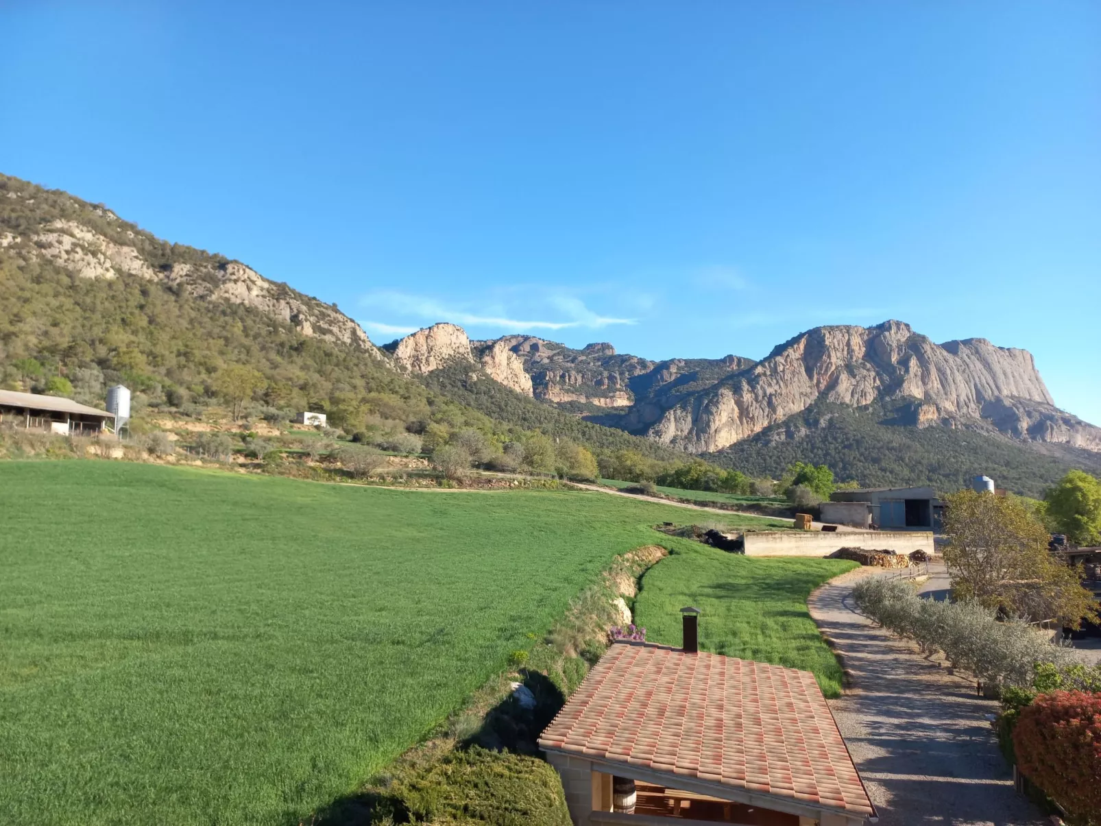 "Cal Serveró." mit Terrasse-Buiten