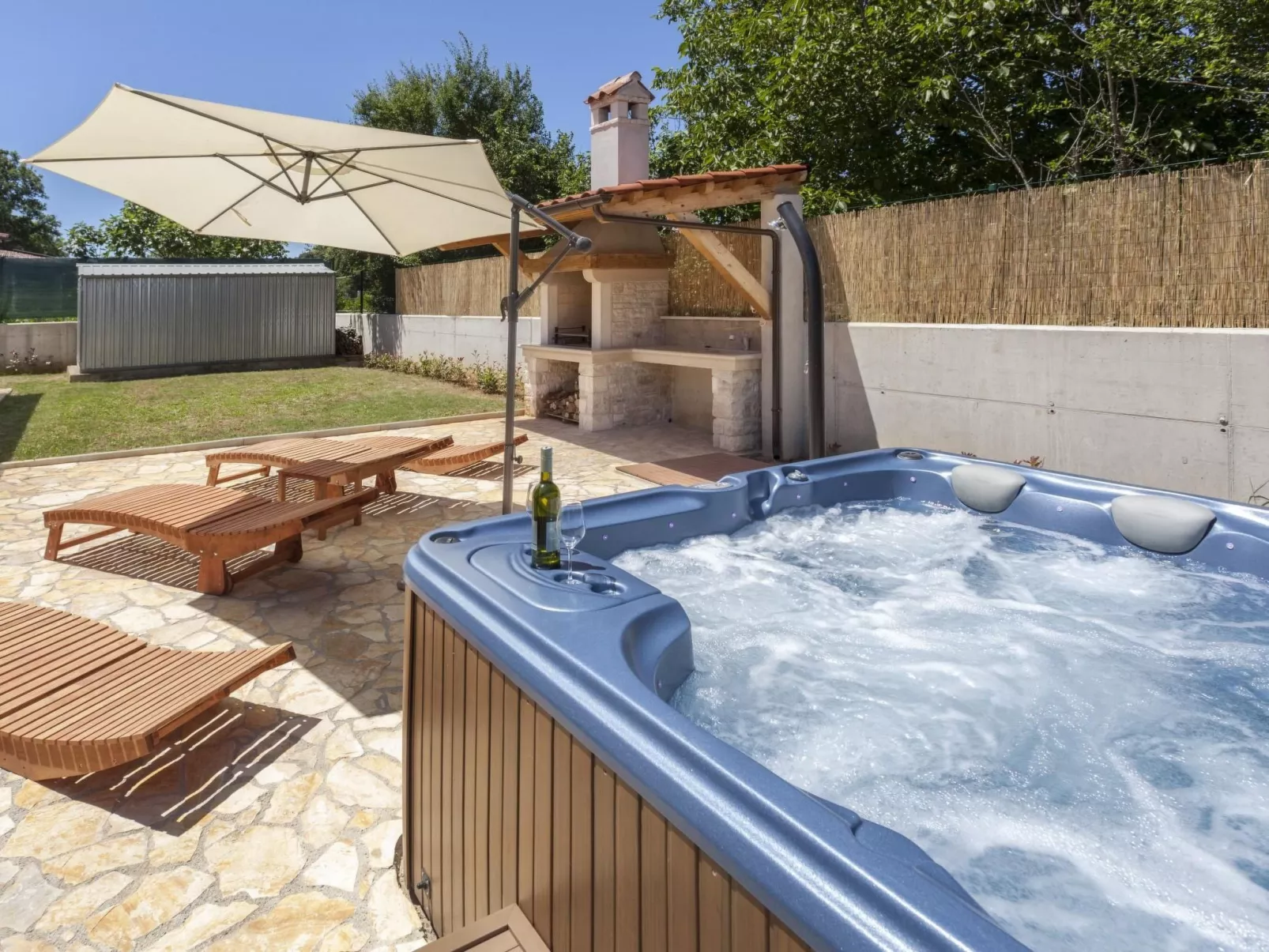 In Vintijan mit Großem Whirlpool-Buiten