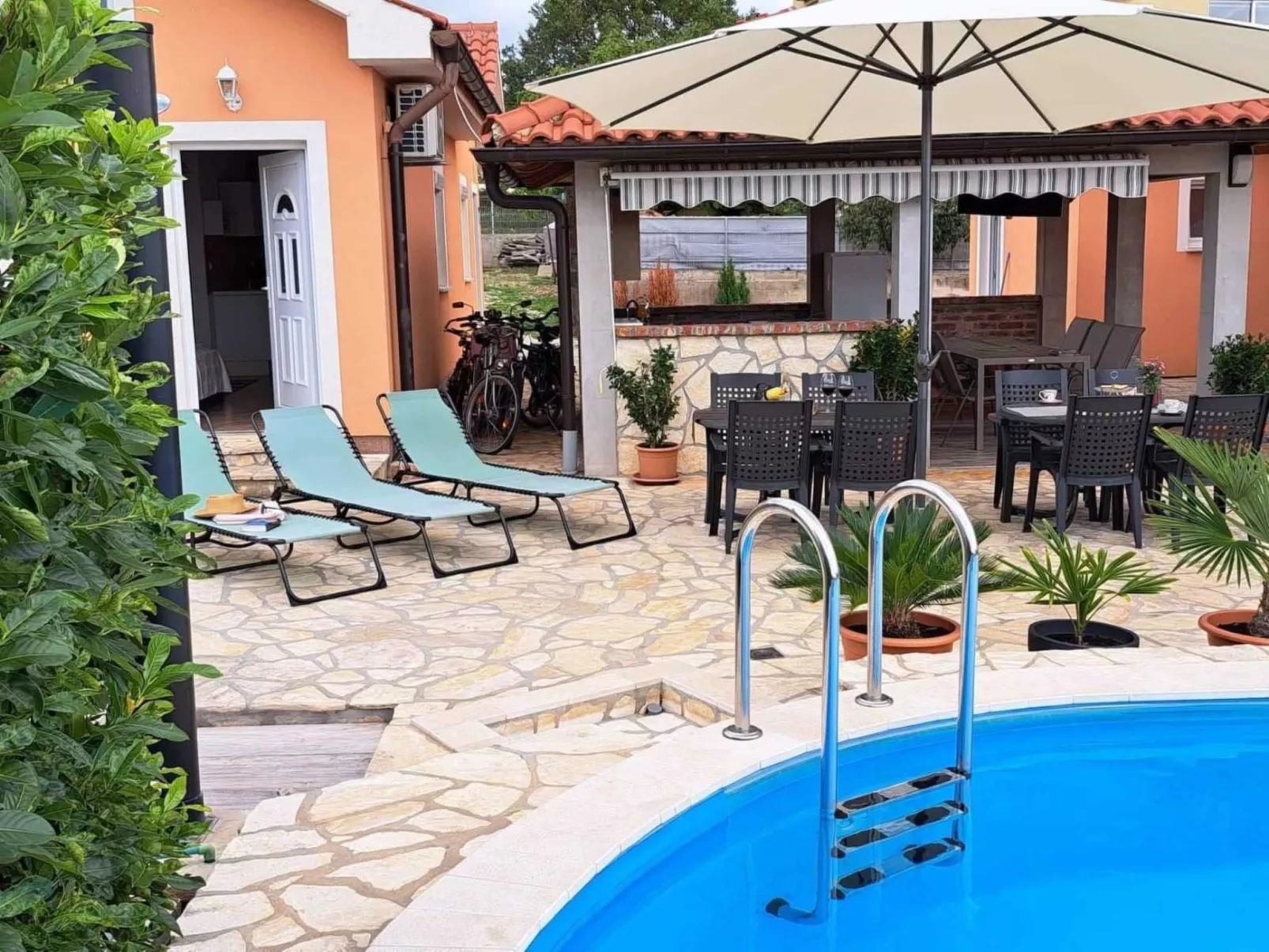 "Nette App in der Nähe des Pools"