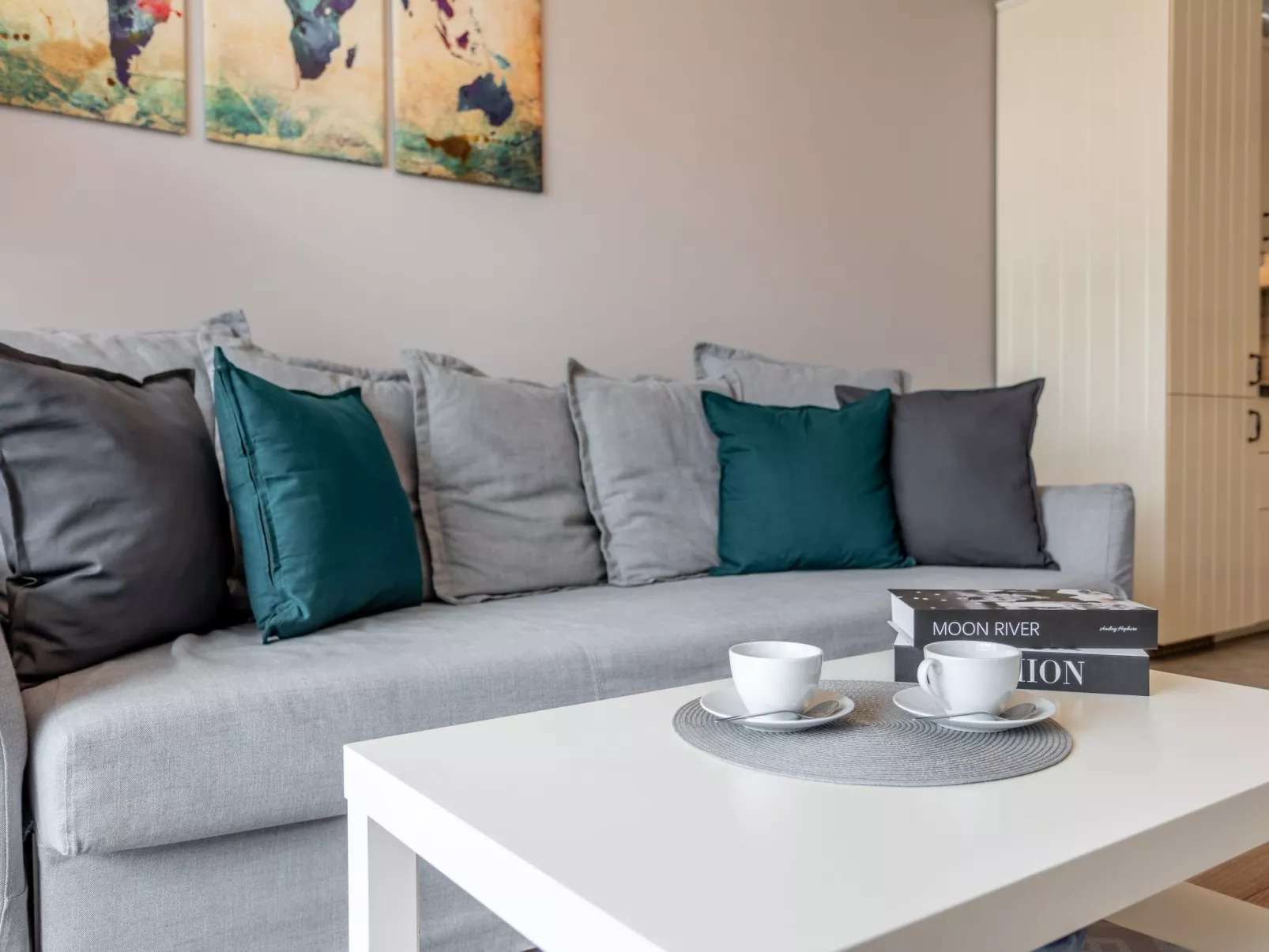 Zuza mit schönem Sonnenbalkon