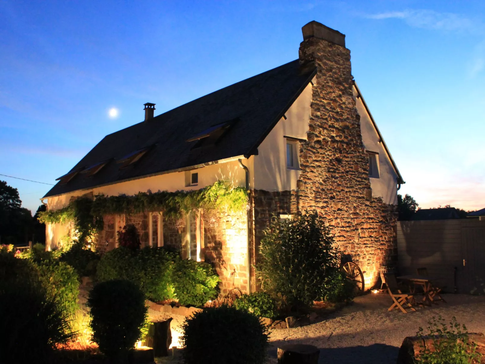 In Sourdeval Les Bois mit Garten-Buiten