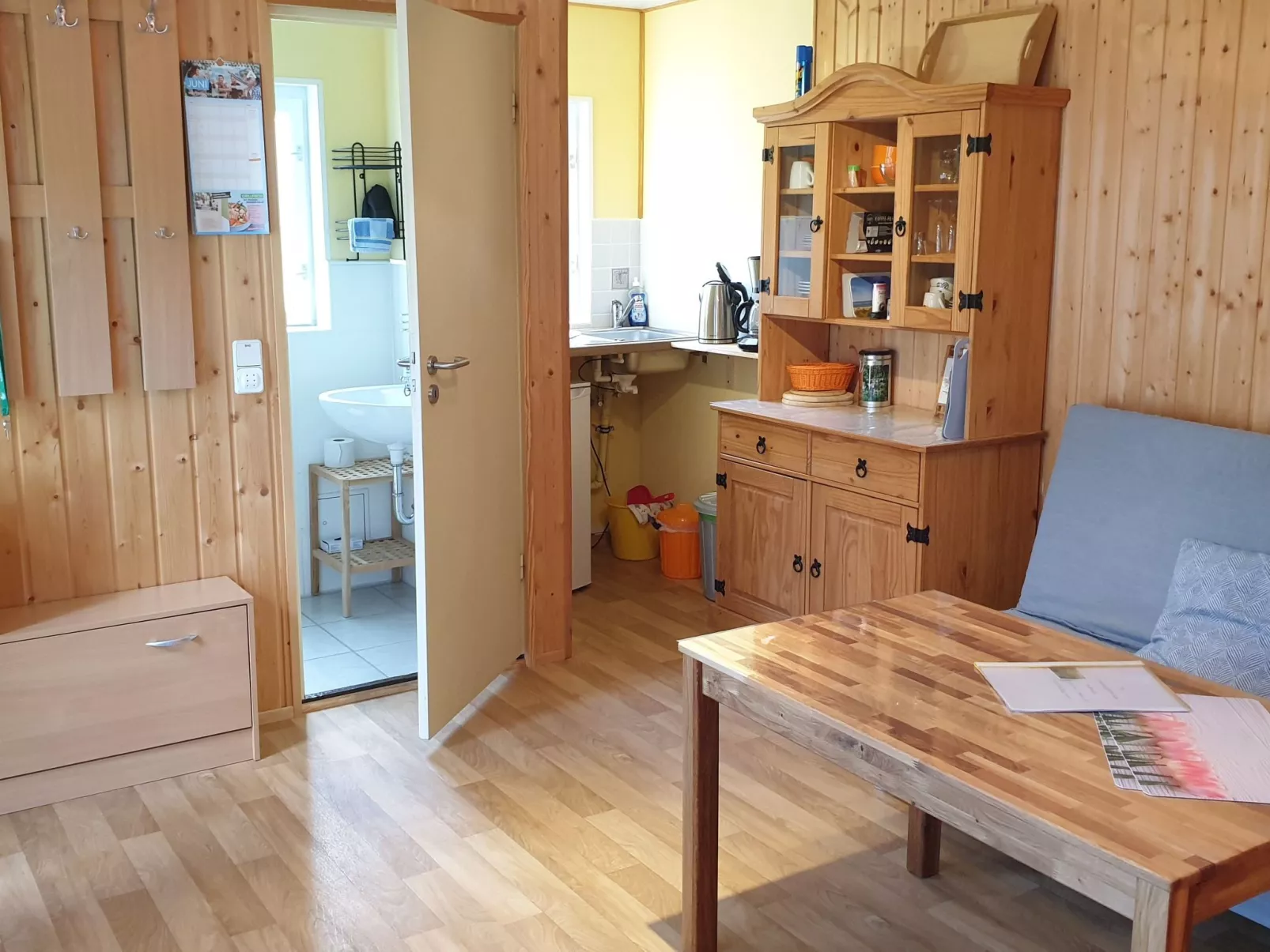 Holz-Bungalow mit Terrasse