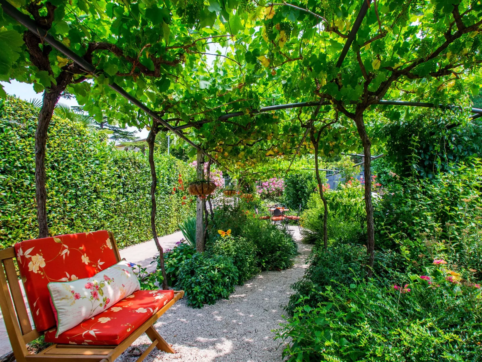 Schöne Villa mit Garten und Biodesign-Pool-Buiten