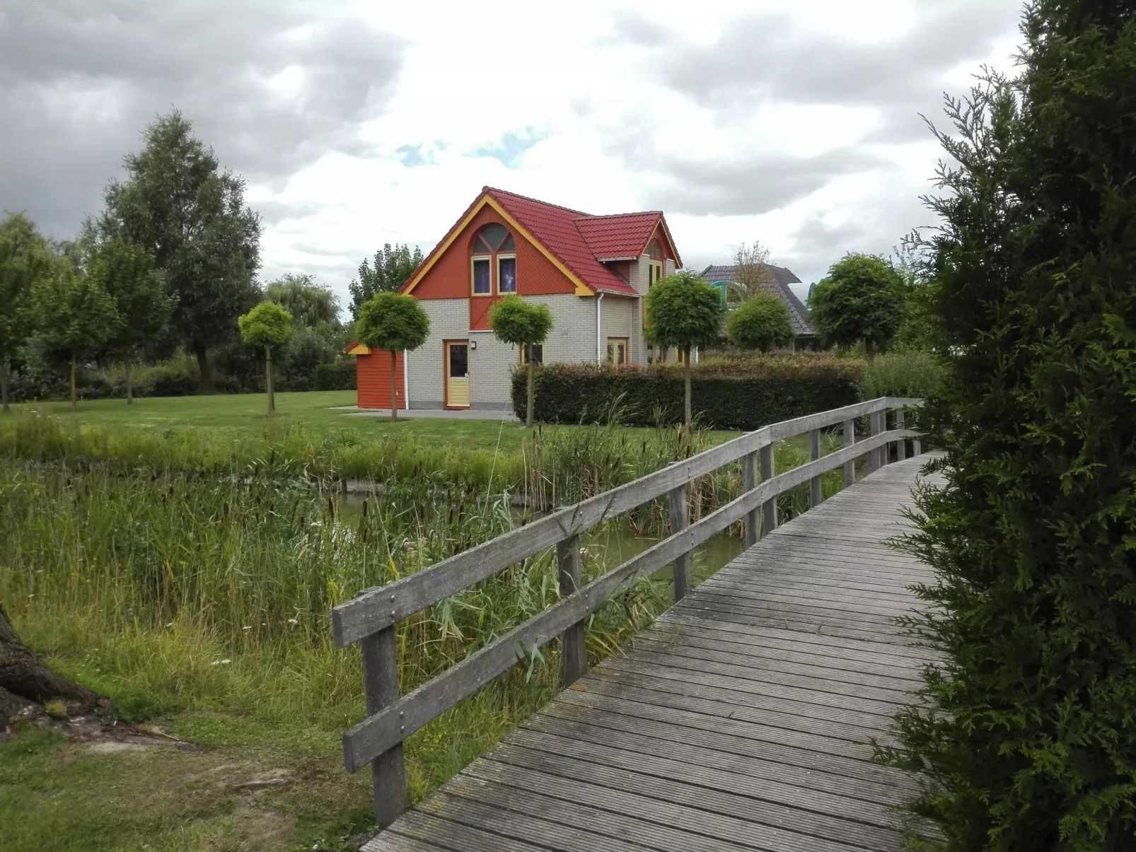 Einmalige, ruhige Ferienvilla im Grünen