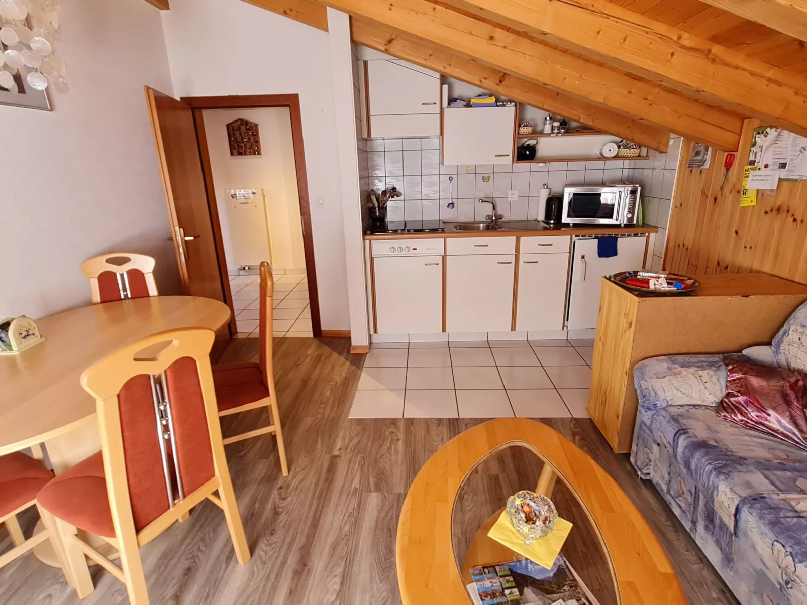 Chalet Haus (bei Einfahrt grosser Nussbaum )