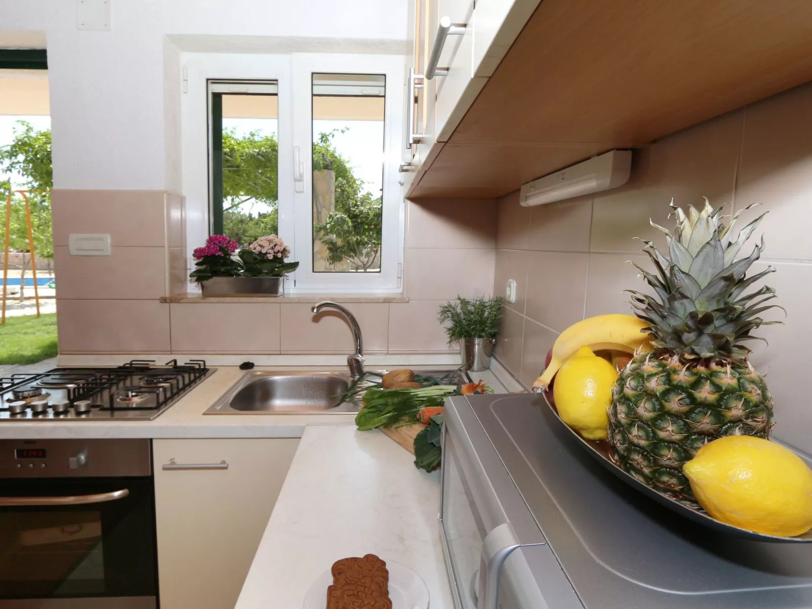 Freistehendes Ferienhaus in Duge Njive mit Privatem Pool-Binnen