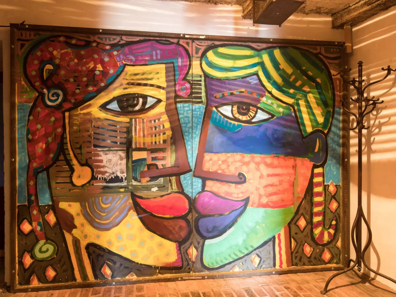 Haus mit modernem Interieur und einer alten Taverne - Image-tags.info