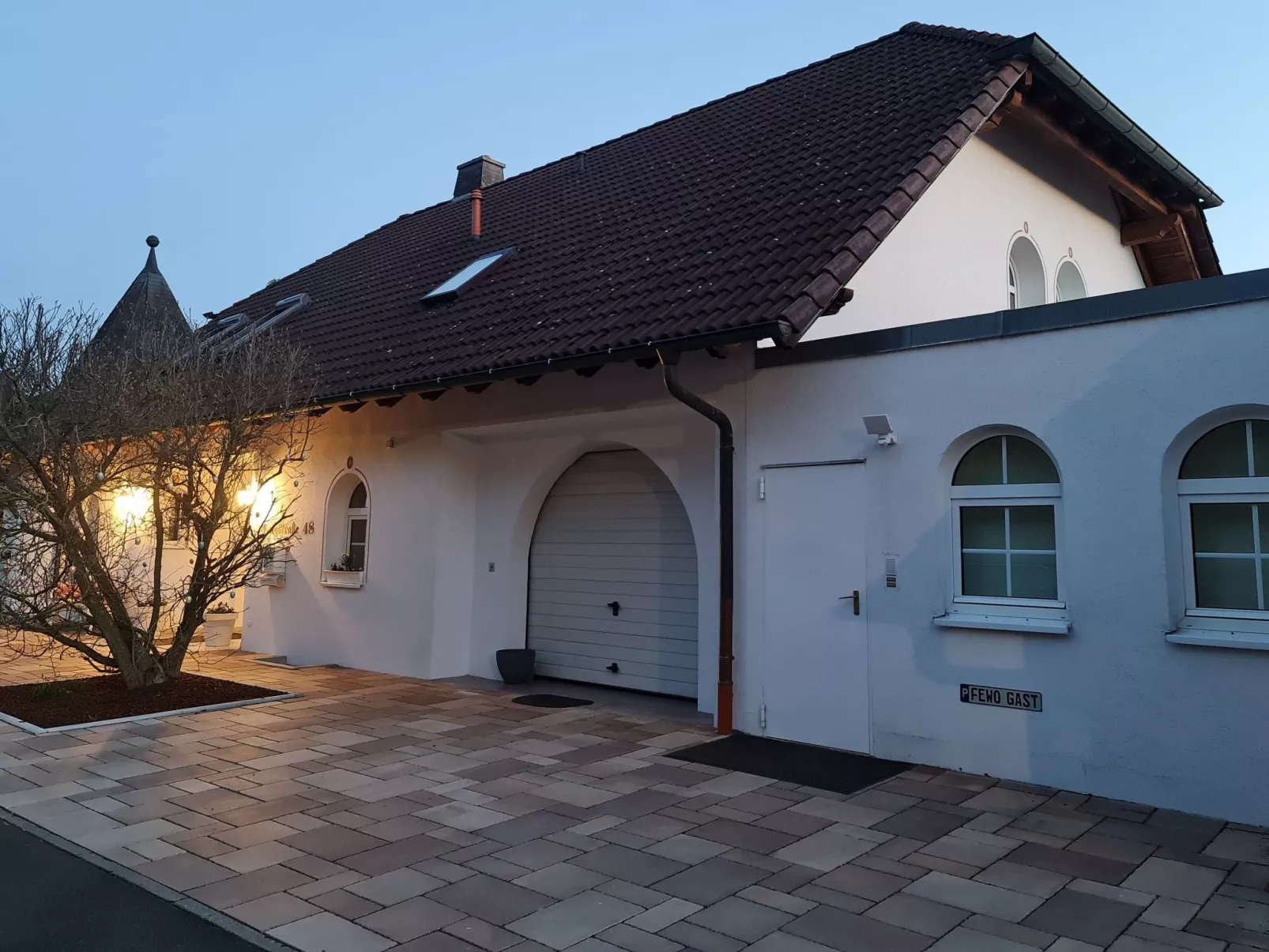 Dreibettzimmer mit Lounge-Terrasse und Garten - Image-tags.info