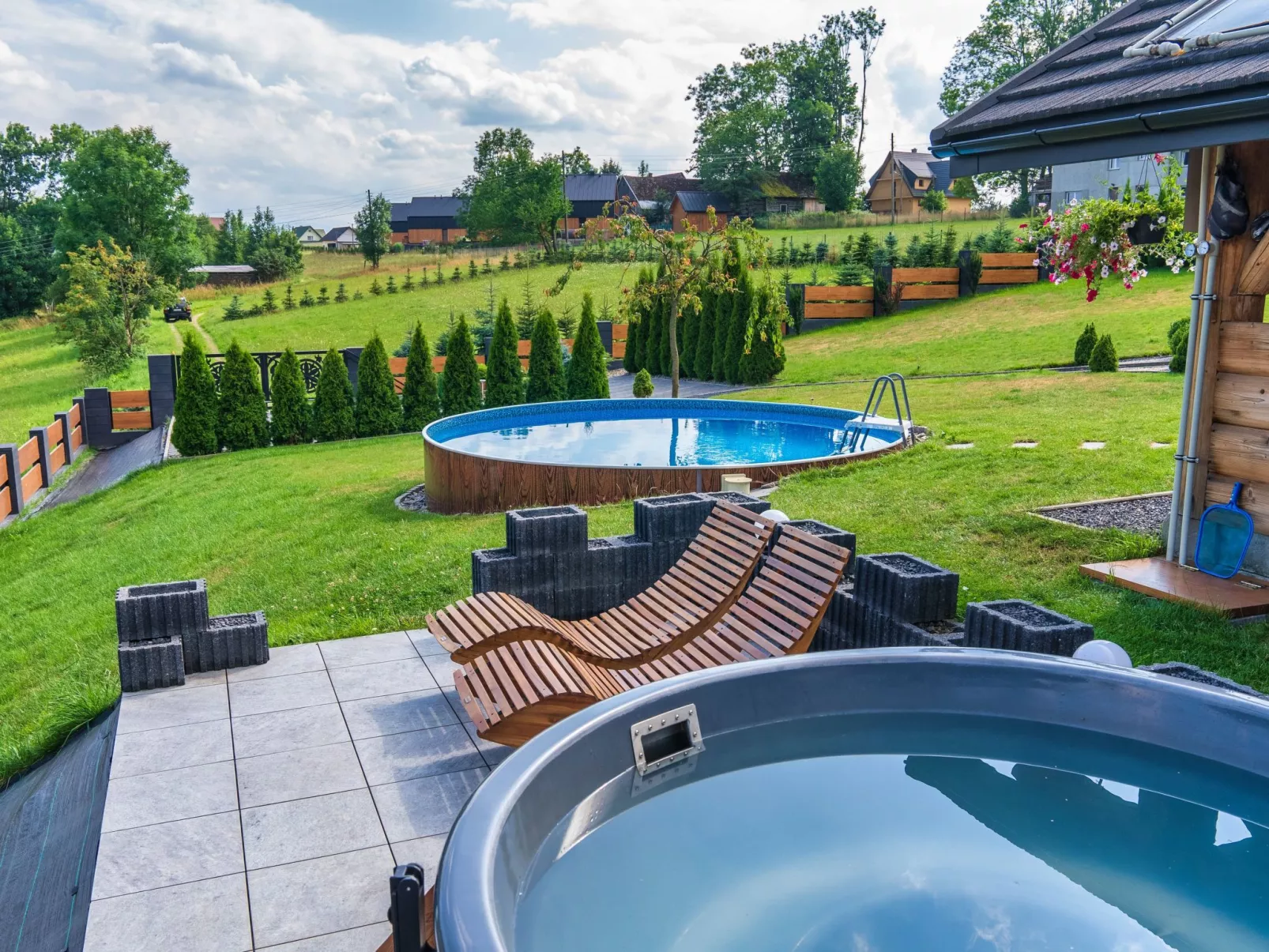 Mit Entspannung im Jacuzzi-Buiten