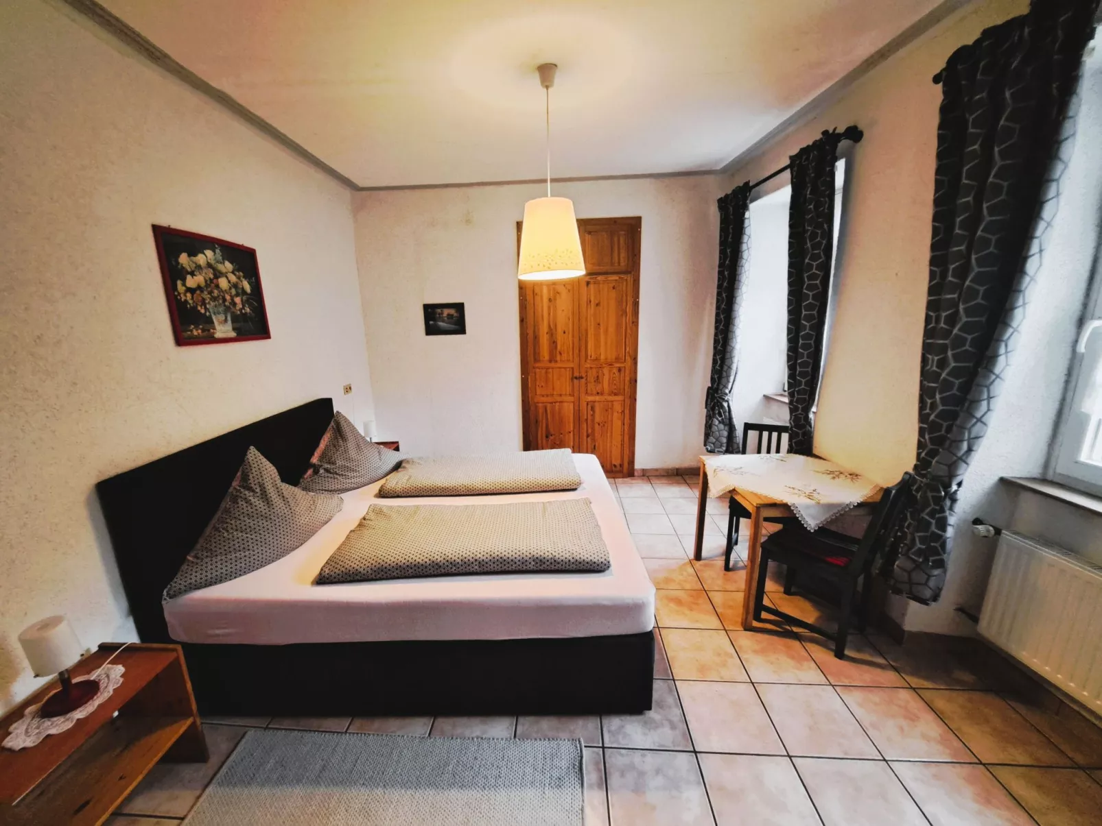 Mit Garten und Parkplatz