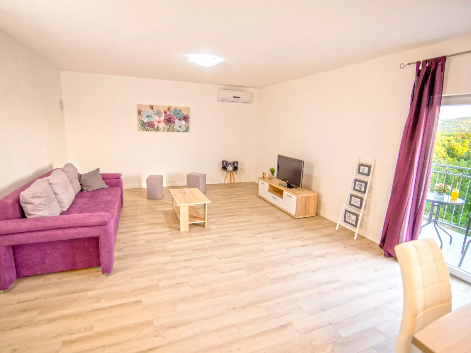 In Opanci mit beheiztem Pool, Parkplatz-Binnen