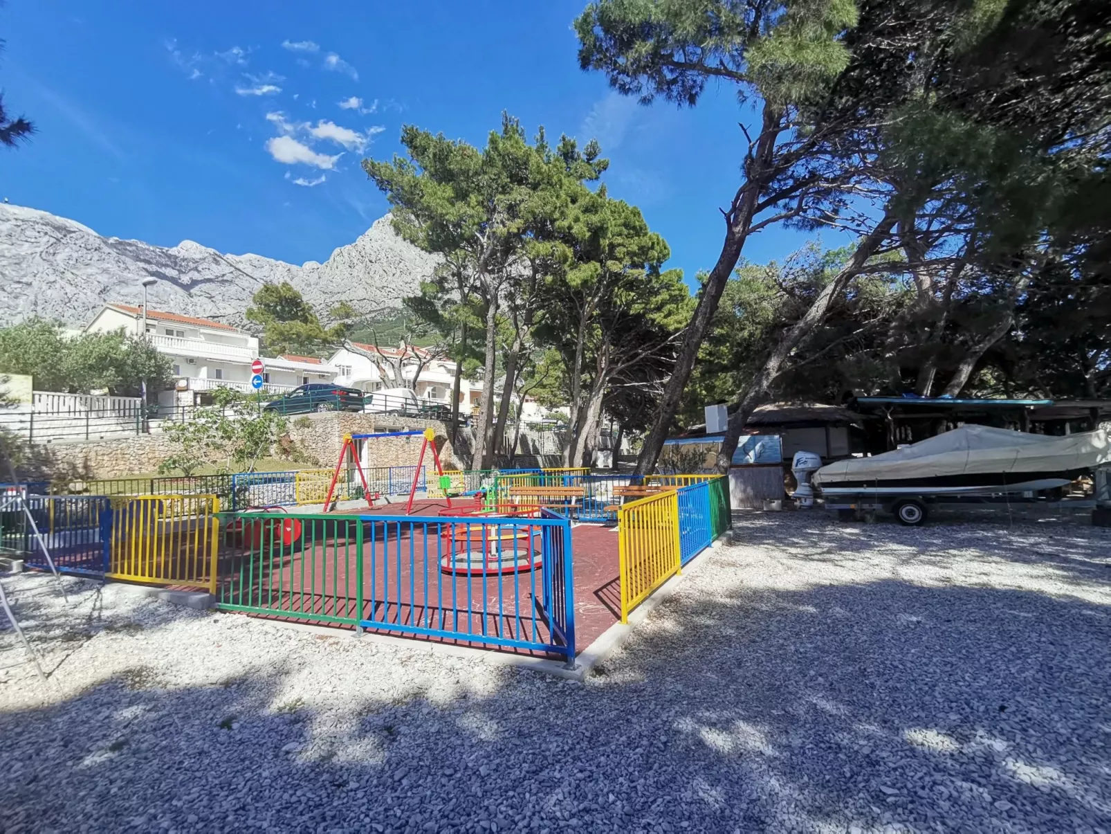 Weiße Idylle auf dem blauen Meer-Buiten