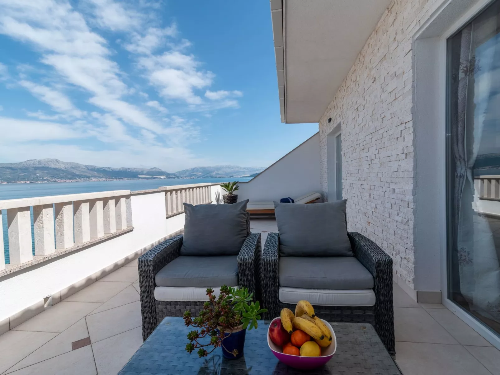 Geräumige Ferienwohnung mit Meerblick