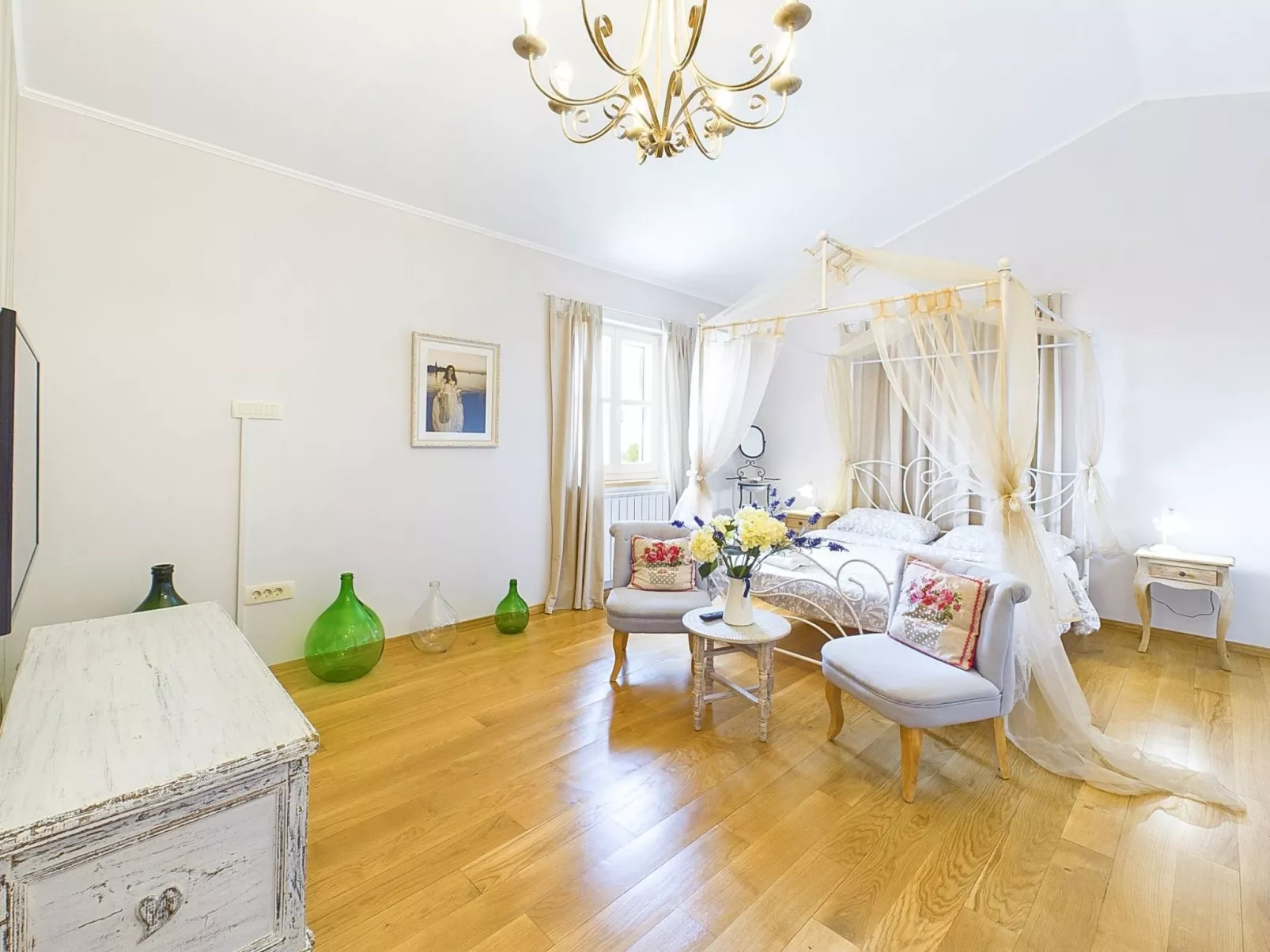 Luxuriöse Villa mit Schwimmbad und großem Garten-Binnen