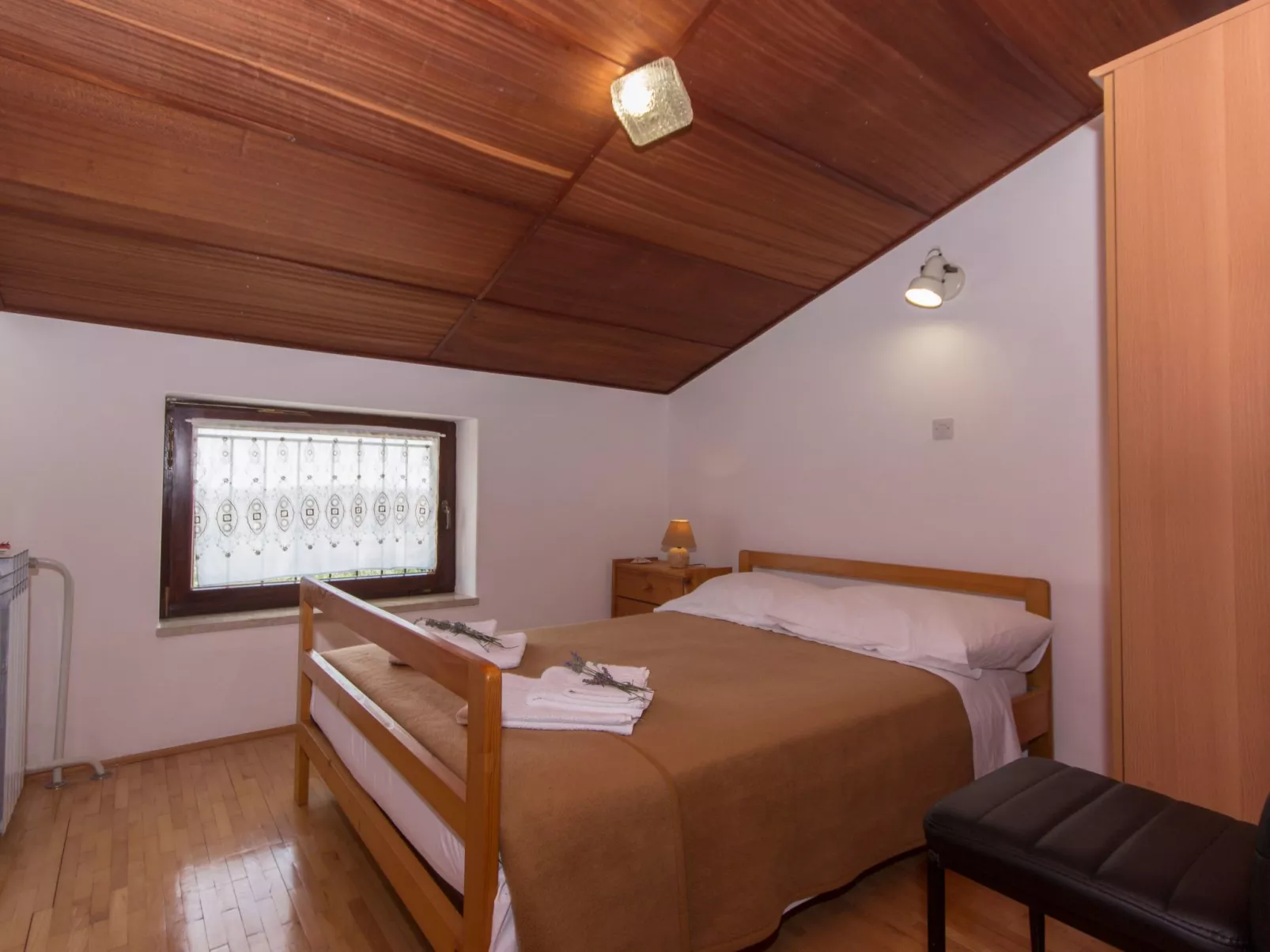 Haus in Vinkuran mit Pool und Bergblick