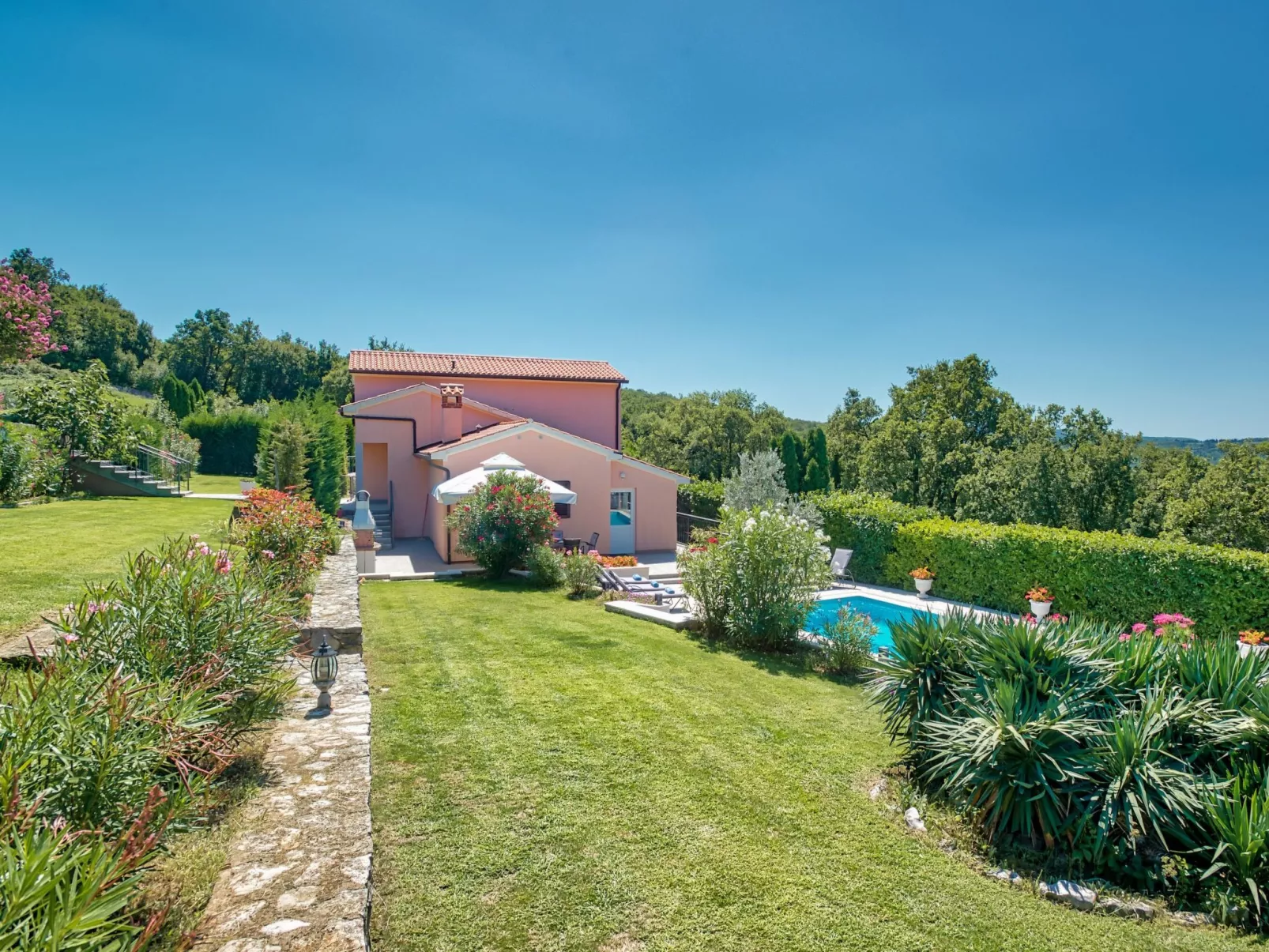 "Ines" mit Whirlpool-Buiten