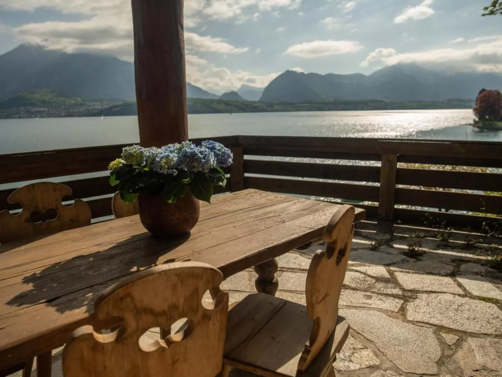 Chalet am See mit Panorama Aussicht-Buiten