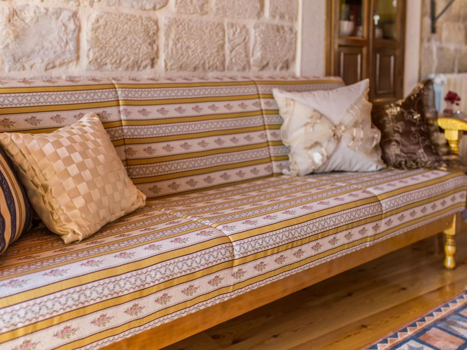 Anwesen mit Blick auf das Wasser-Image-tags.info