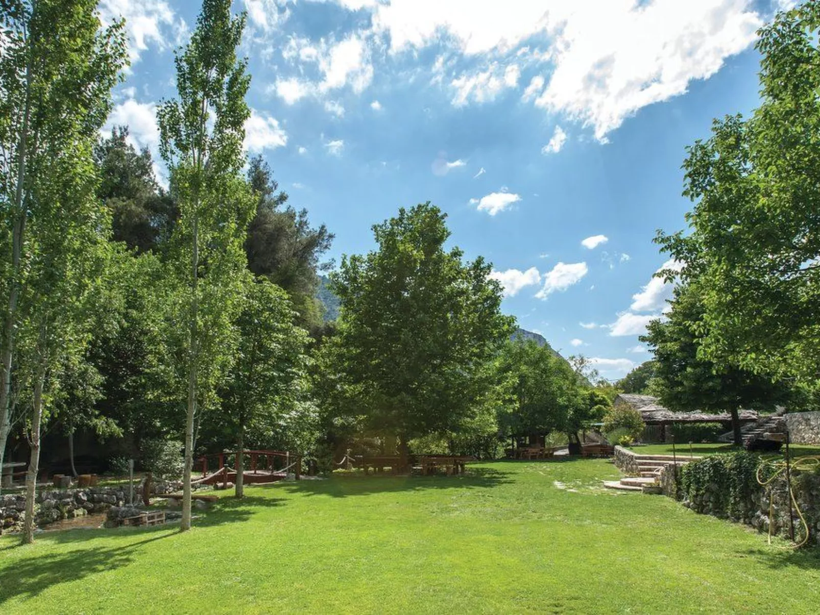 Žrnovnica, Entspannung am Flussufer-Buiten