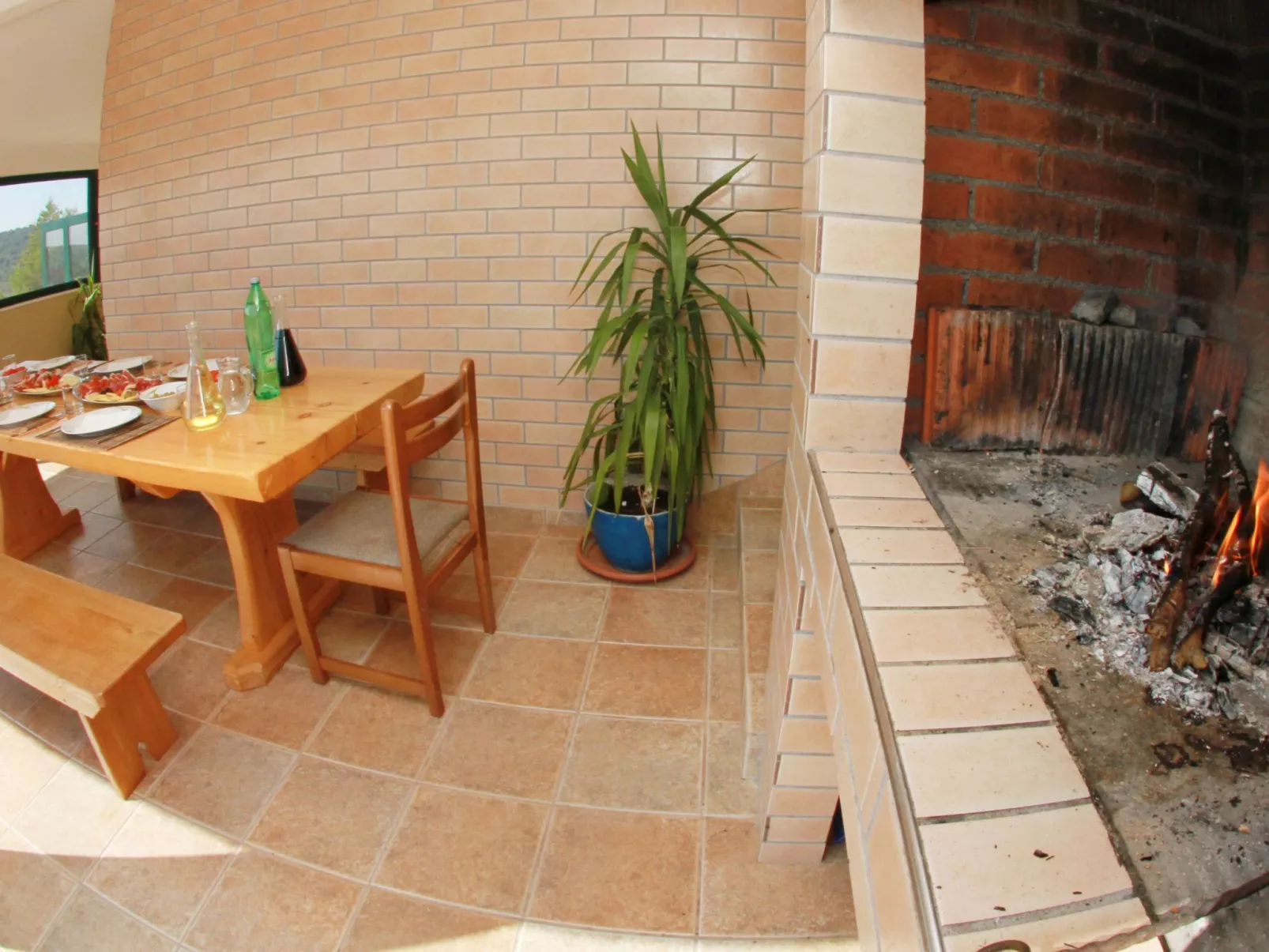 Geräumige Ferienvilla mit Pool und Meerblick