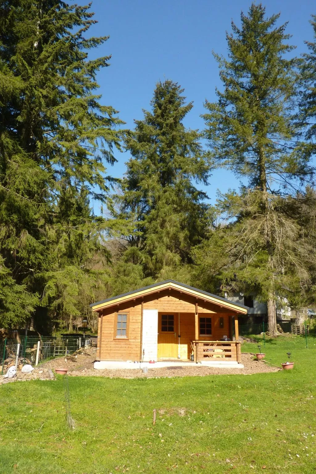 Holz-Blockhaus für vier Personen mit Terrasse