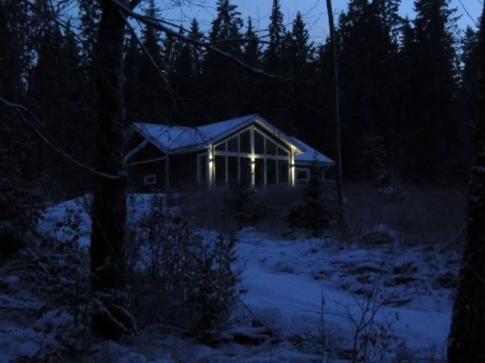 Modernes Haus mit hellem Dekor, mit Blick auf den See
