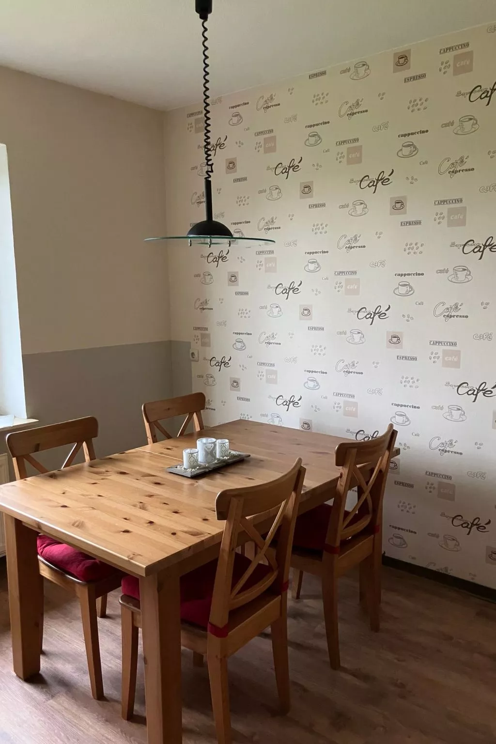 Mit kleinem Garten und Grill