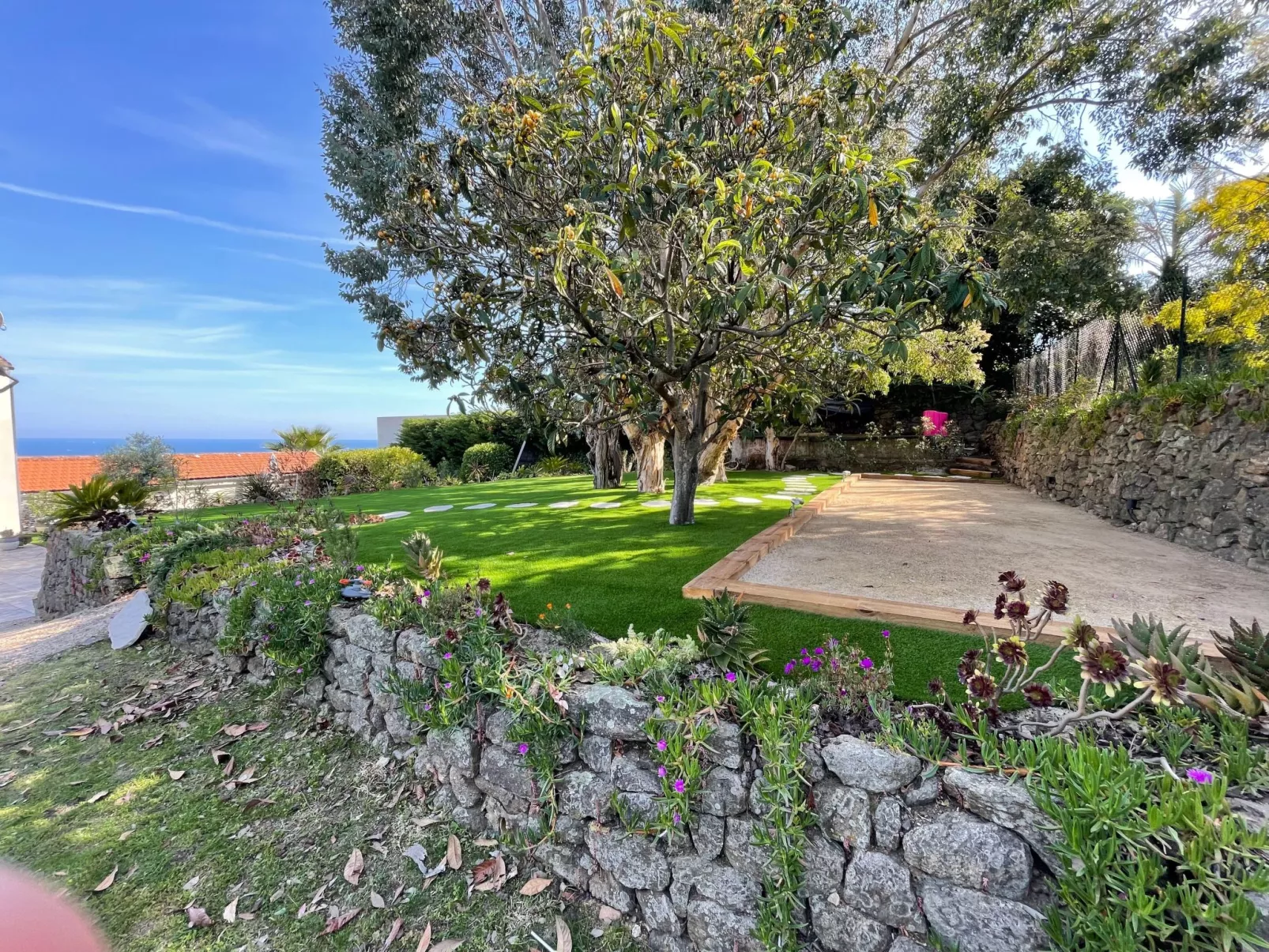 Ferienvilla mit Blick auf das Wasser-Image-tags.info