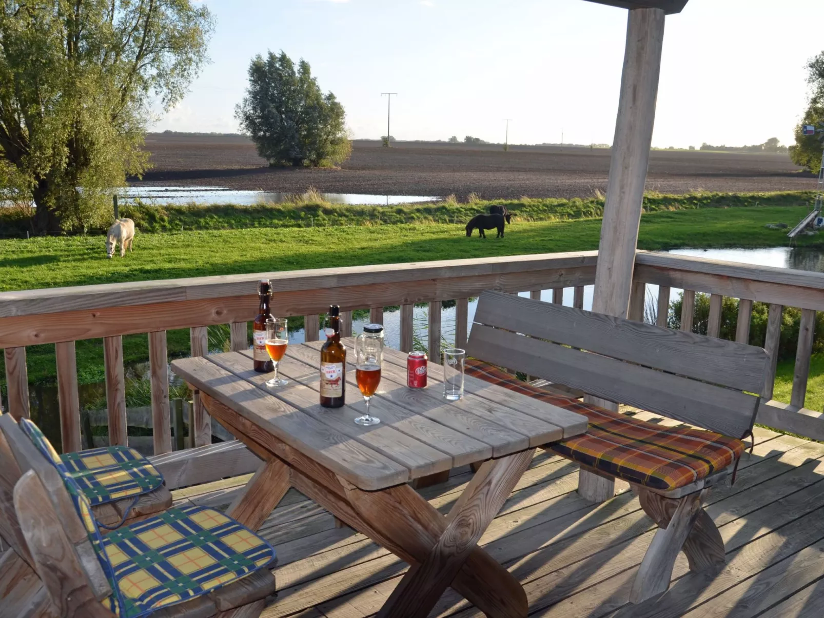 Rustikales Holzferienhaus mit großer Terrasse