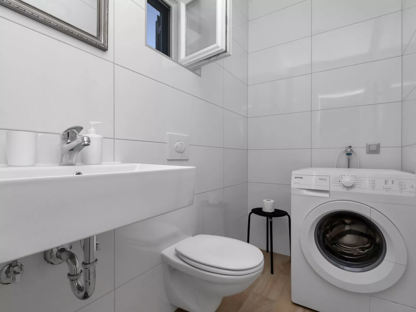 Alleinstehendes Ferienhaus mit Pool und drei Sch-Binnen