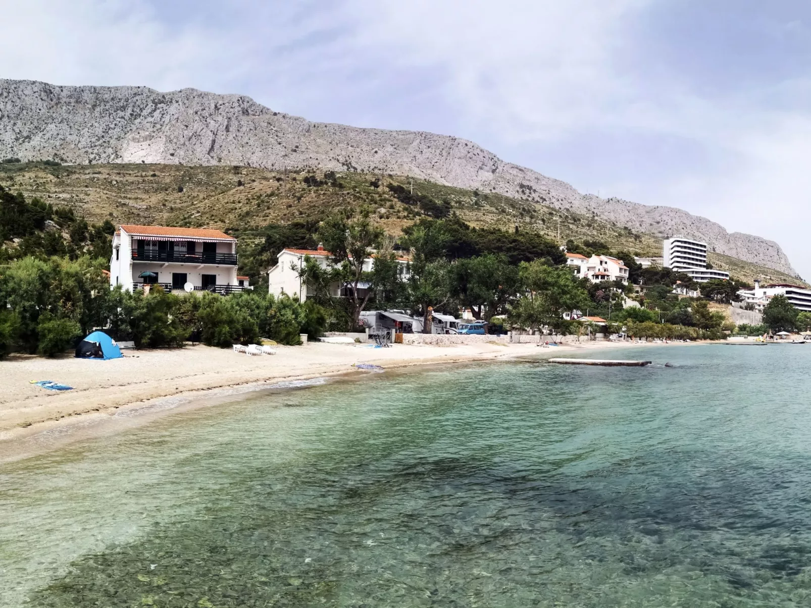 Große Ferienwohnung in Duće mit Privatem Balkon und Meerblick-Buiten