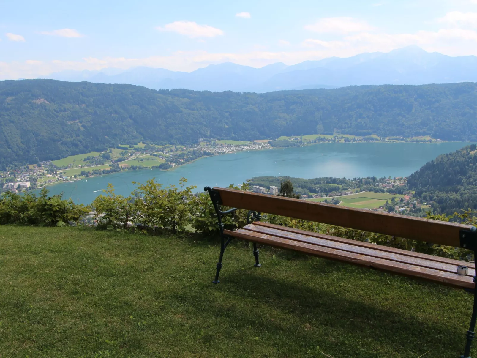 Appartement mit herrlichem Berg- und Seeblick-Buiten