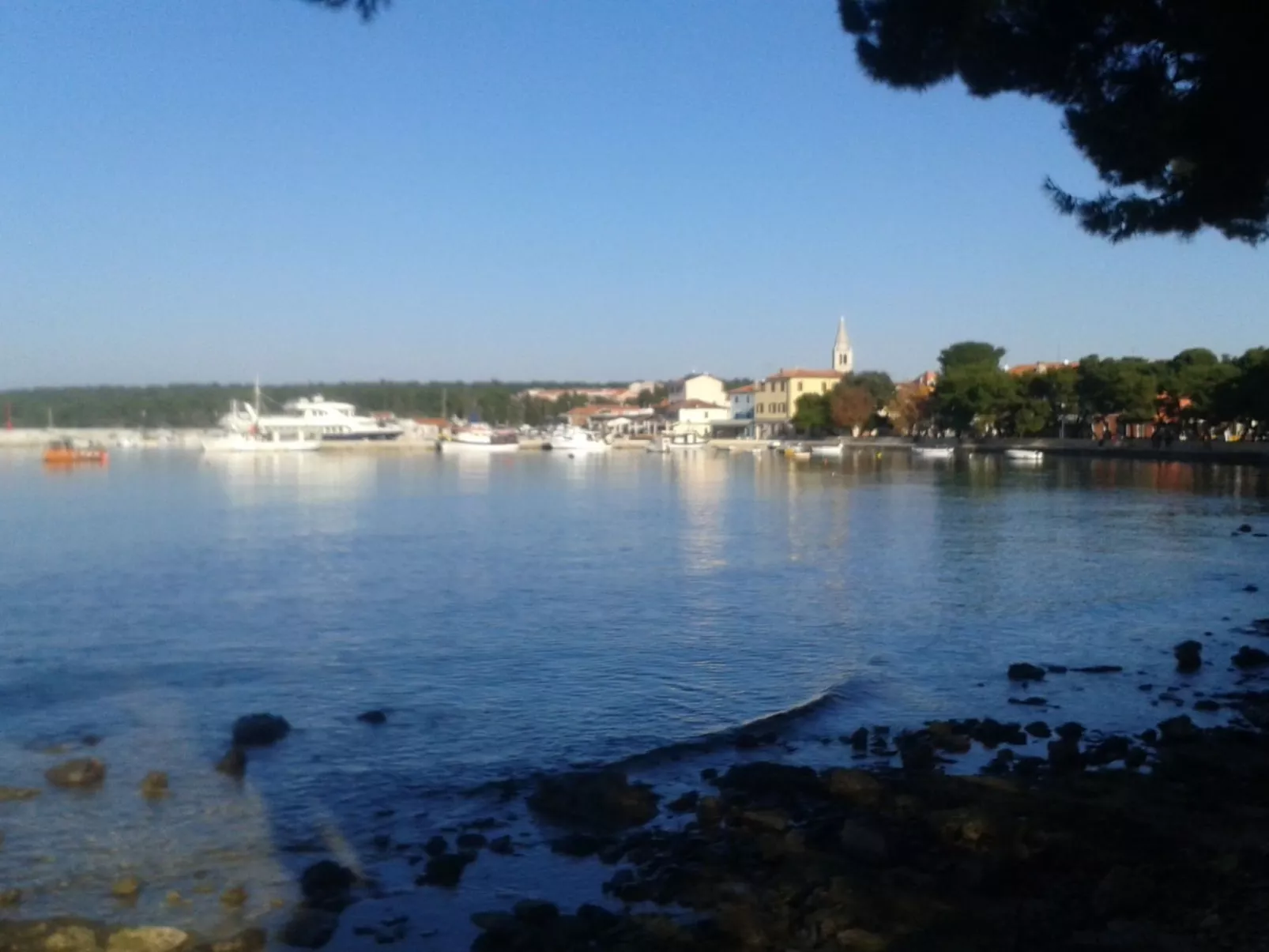 Wohnung in Fažana mit gemeinsamem Pool und Garten