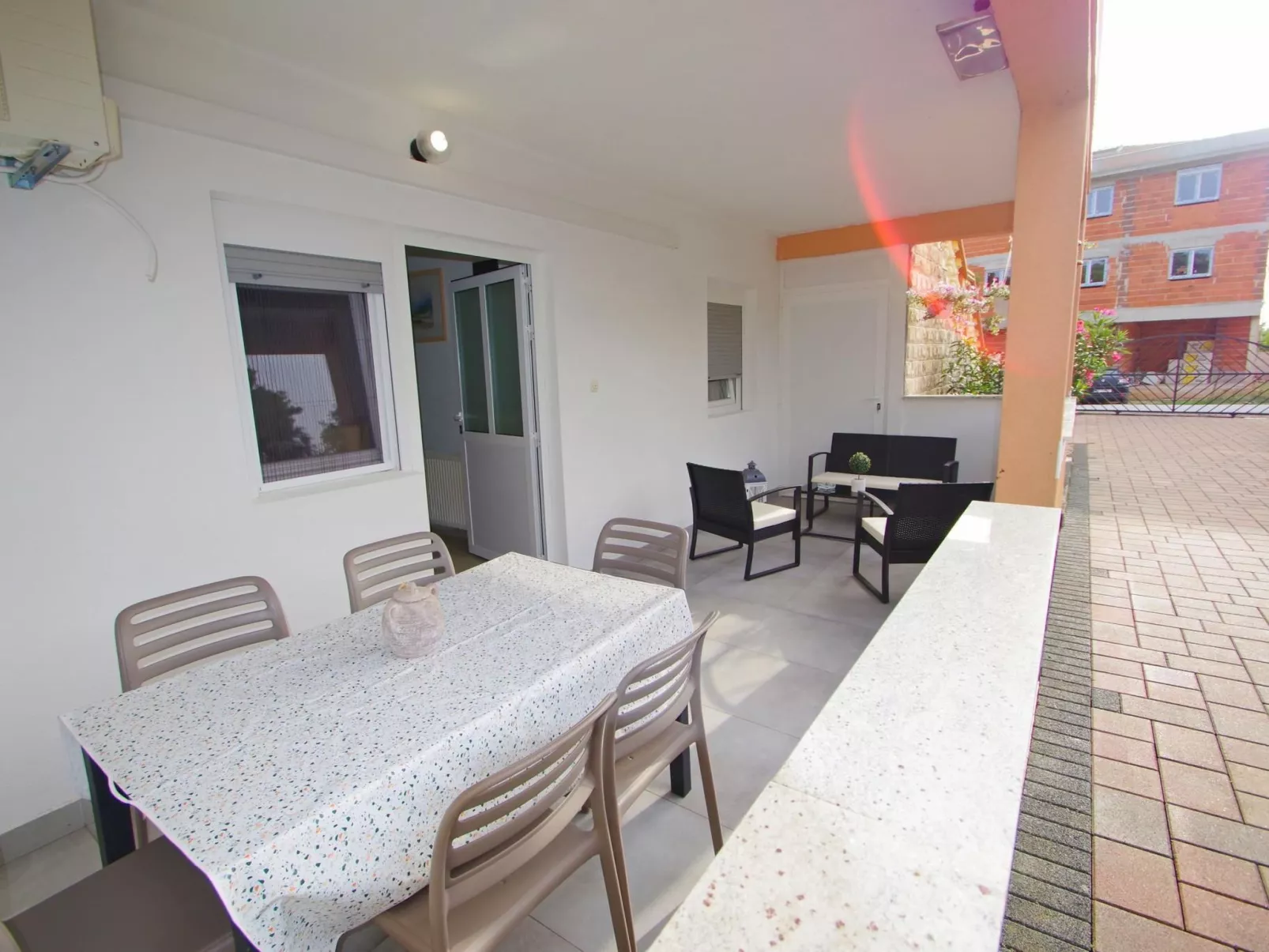 Angenehme Wohnung in Valbandon, Privatparkplatz-Buiten