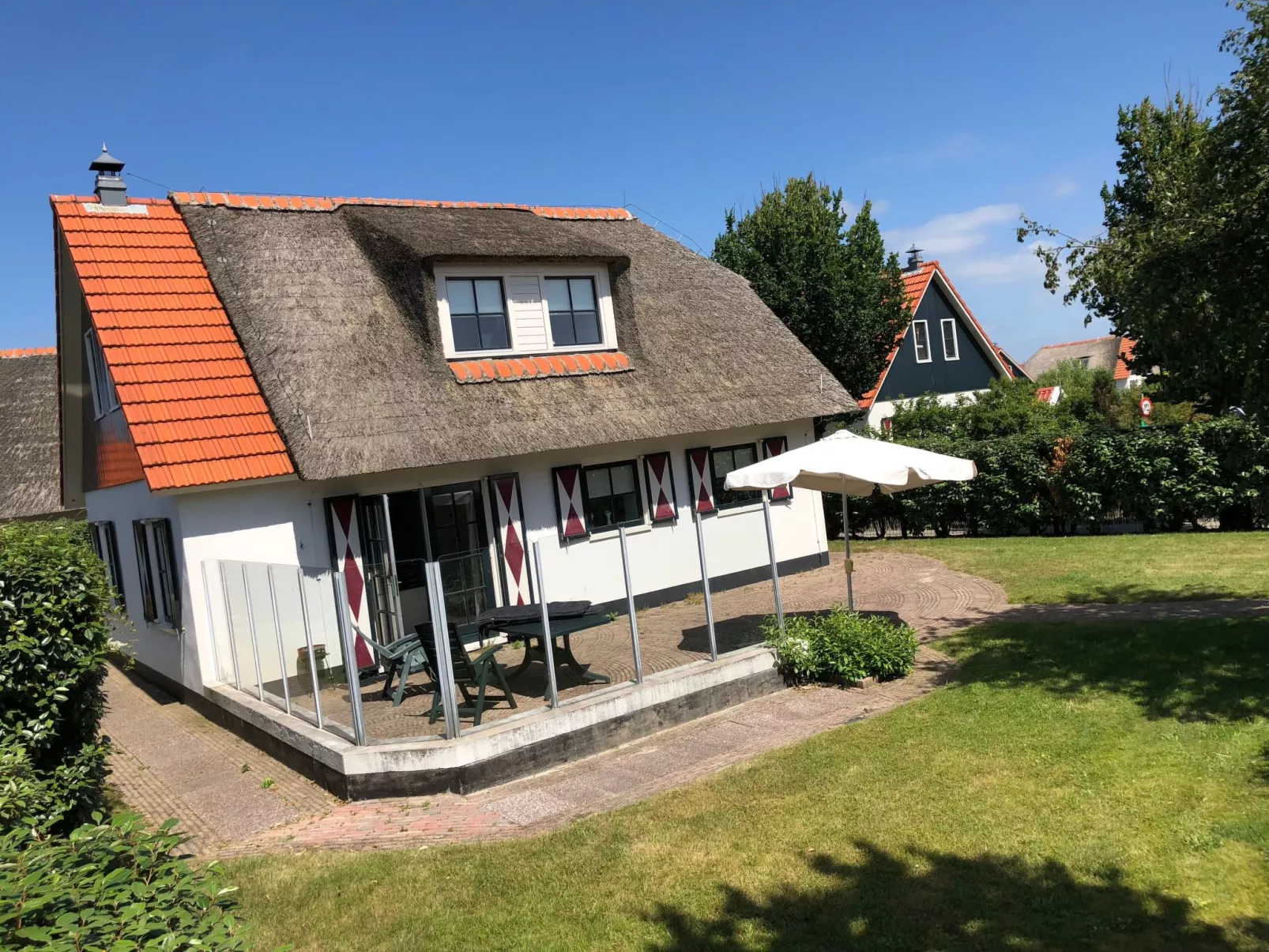 "Buiten 5" mit Terrasse und privatem Garten
