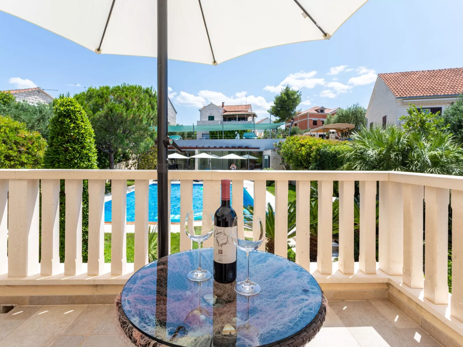 Helle Studio-Ferienwohnung mit Sonnenbalkon-Buiten