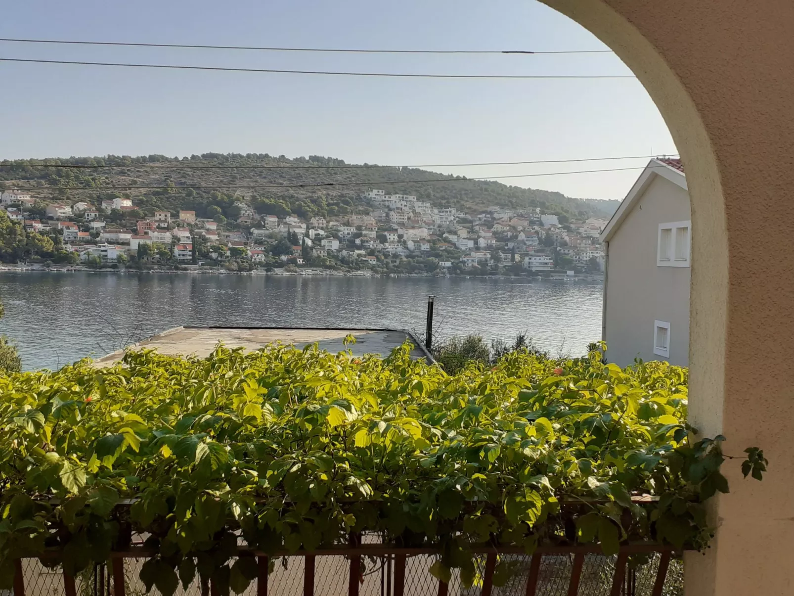 "Mladen" mit Blick auf das Wasser-Buiten