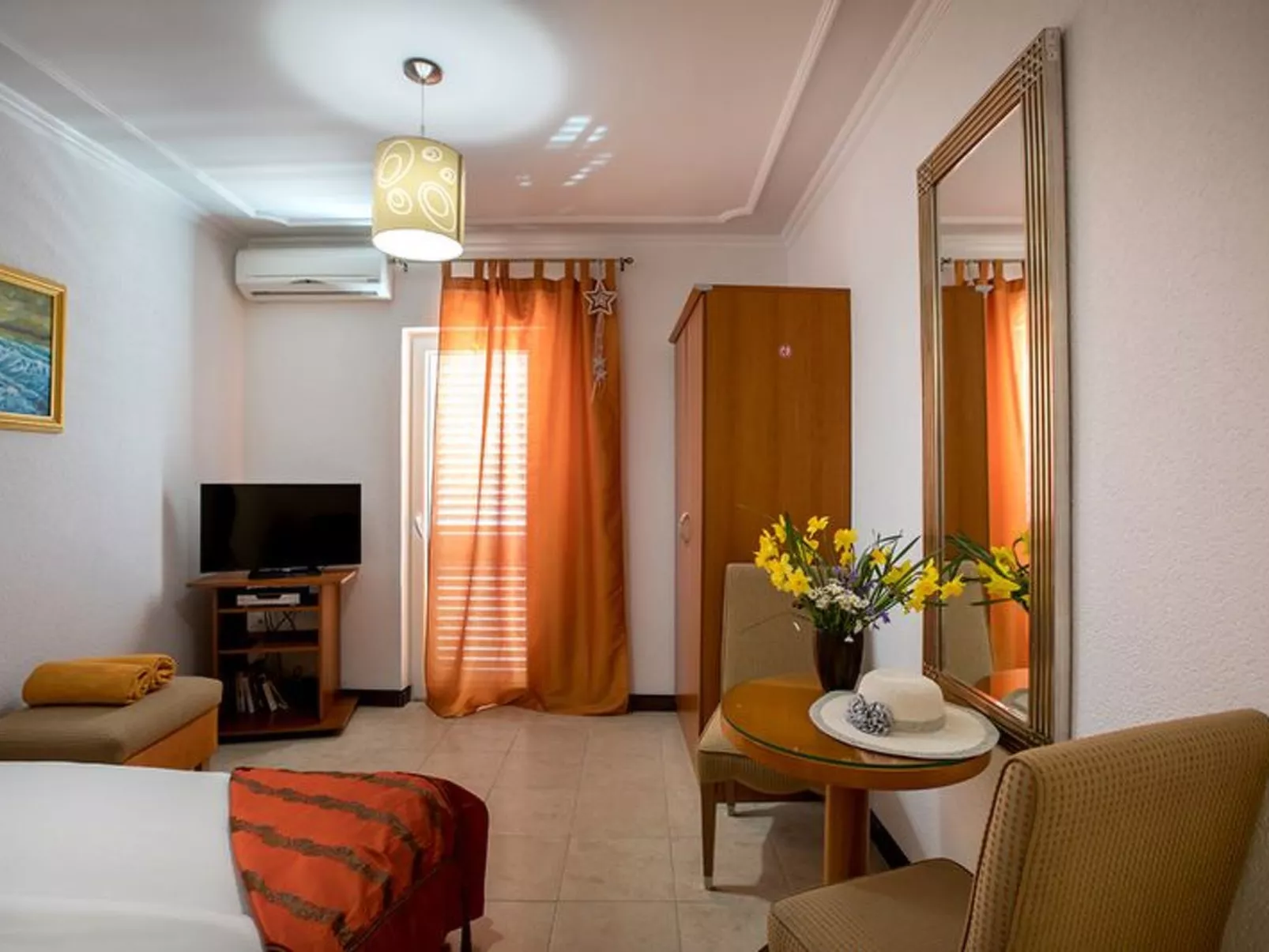 Mélanie B im ersten Stock einer Villa am Strand